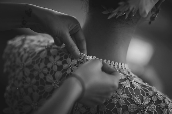 포토 JPG 손 여자 신부 웨딩드레스 결혼 흑백 실내 성인 두명 뒷모습 신체부위 30대 한국인 준비 대기실 볼레로 웨딩라이프 성인만 국내포토 라이프스타일 드레스 뷰포인트 촬영기법 사람 동양인 이벤트 내부 장년 공간 파일형식