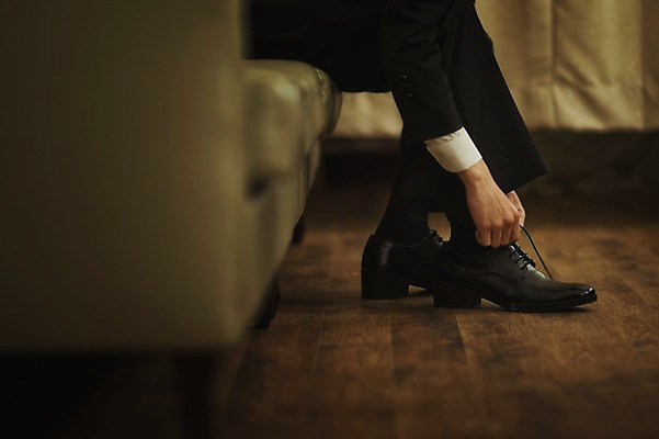 포토 1 라이프스타일 뷰포인트 결혼 신발 모션 사람 동양인 이벤트 내부 신체부위 장년 공간 묶기 신발끈 파일형식 옆모습 준비 웨딩라이프 성인 30대 한국인 JPG 실내 신랑 한명 신발끈묶기 구두 대기실 앉기 하반신 남자 손 다리 국내포토