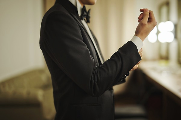 포토 JPG 남자 신랑 결혼 실내 한명 서기 정장 턱시도 상반신 성인 옆모습 30대 한국인 준비 단장 대기실 웨딩라이프 성인남자한명만 국내포토 1 라이프스타일 옷 뷰포인트 모션 사람 동양인 이벤트 내부 장년 공간 남자한명만 성인남자만 파일형식