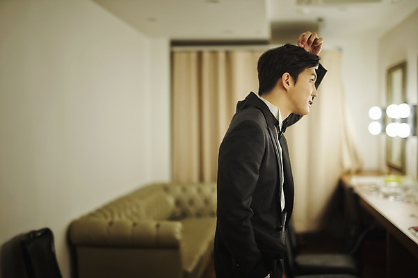 포토 JPG 남자 신랑 결혼 실내 한명 서기 정장 턱시도 상반신 성인 옆모습 30대 한국인 준비 단장 대기실 웨딩라이프 성인남자한명만 국내포토 1 라이프스타일 옷 뷰포인트 모션 사람 동양인 이벤트 내부 장년 공간 남자한명만 성인남자만 파일형식