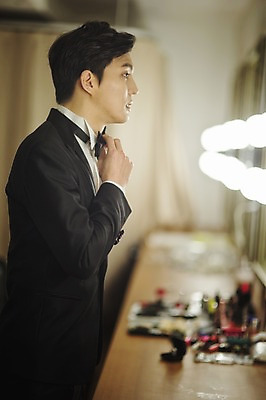 포토 JPG 남자 신랑 결혼 실내 한명 서기 정장 턱시도 상반신 성인 옆모습 30대 한국인 준비 단장 대기실 웨딩라이프 성인남자한명만 국내포토 1 라이프스타일 옷 뷰포인트 모션 사람 동양인 이벤트 내부 장년 공간 남자한명만 성인남자만 파일형식