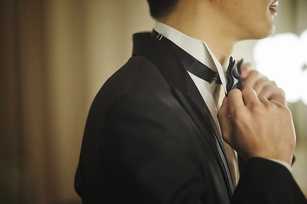 포토 JPG 남자 신랑 결혼 실내 한명 서기 정장 턱시도 상반신 성인 옆모습 30대 한국인 준비 단장 대기실 웨딩라이프 성인남자한명만 국내포토 1 라이프스타일 옷 뷰포인트 모션 사람 동양인 이벤트 내부 장년 공간 남자한명만 성인남자만 파일형식