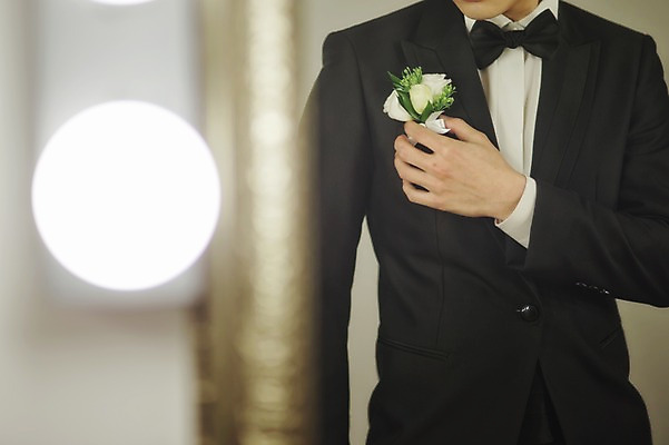 포토 JPG 남자 신랑 결혼 실내 한명 서기 정장 턱시도 상반신 성인 앞모습 30대 한국인 준비 코사지 단장 대기실 웨딩라이프 국내포토 1 라이프스타일 옷 뷰포인트 장신구 모션 사람 동양인 이벤트 내부 장년 공간 파일형식