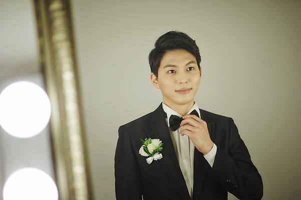 포토 JPG 남자 신랑 결혼 실내 한명 미소 정장 턱시도 상반신 성인 앞모습 30대 거울 한국인 준비 단장 웨딩라이프 성인남자한명만 국내포토 1 라이프스타일 옷 뷰포인트 표정 사람 동양인 이벤트 내부 장년 남자한명만 성인남자만 파일형식