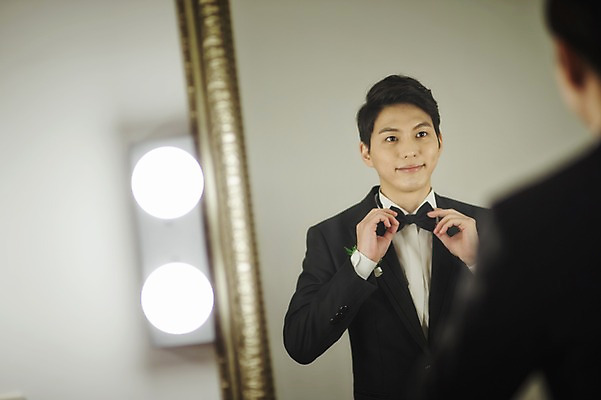 포토 JPG 남자 신랑 결혼 실내 한명 서기 미소 정장 턱시도 상반신 성인 앞모습 30대 거울 한국인 준비 단장 대기실 웨딩라이프 국내포토 1 라이프스타일 옷 뷰포인트 모션 표정 사람 동양인 이벤트 내부 장년 공간 파일형식