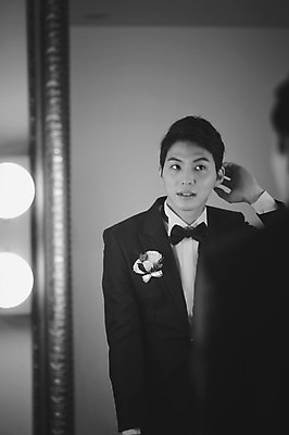 포토 JPG 남자 신랑 결혼 흑백 실내 한명 서기 미소 정장 턱시도 상반신 성인 앞모습 30대 거울 한국인 준비 단장 대기실 웨딩라이프 국내포토 1 라이프스타일 옷 뷰포인트 모션 촬영기법 표정 사람 동양인 이벤트 내부 장년 공간 파일형식