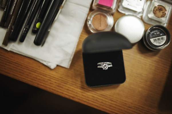 포토 라이프스타일 결혼 이벤트 내부 뷰티 반지 오브젝트 파일형식 결혼소품 다이아몬드반지 화장품 사람없음 결혼반지 준비 웨딩라이프 JPG 실내 국내포토