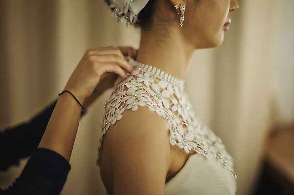 포토 JPG 손 여자 신부 웨딩드레스 결혼 실내 서기 성인 두명 옆모습 신체부위 30대 한국인 준비 옷입기 단장 볼레로 웨딩라이프 성인만 국내포토 라이프스타일 드레스 뷰포인트 모션 사람 동양인 이벤트 내부 장년 파일형식