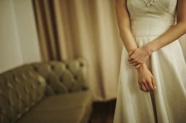 포토 1 라이프스타일 드레스 뷰포인트 결혼 모션 사람 동양인 이벤트 내부 장년 공간 파일형식 대기실 신부 웨딩드레스 상반신 앞모습 한명 여자 서기 준비 웨딩라이프 성인만 성인 30대 한국인 JPG 실내 국내포토