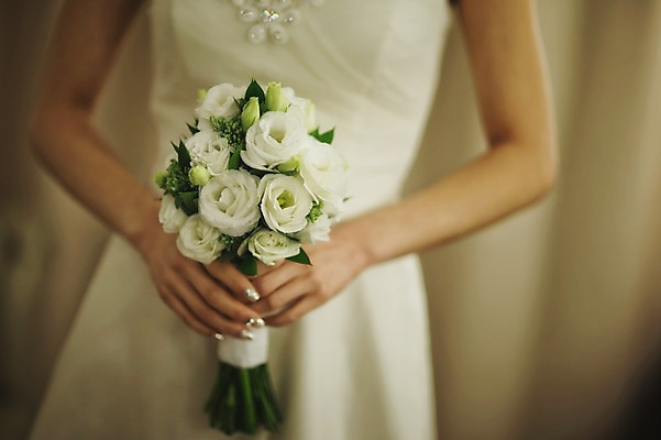 포토 1 라이프스타일 드레스 뷰포인트 꽃다발 결혼 모션 사람 동양인 이벤트 내부 장년 여자한명만 성인여자만 파일형식 상반신 앞모습 서기 신부 웨딩드레스 부케 들기 성인여자한명만 한명 여자 준비 웨딩라이프 성인만 성인 30대 한국인 JPG 실내 국내포토