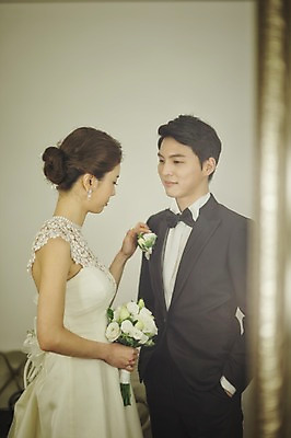 포토 라이프스타일 드레스 옷 뷰포인트 꽃다발 결혼 모션 사람 동양인 정장 이벤트 내부 장년 파일형식 준비 웨딩라이프 성인만 성인 30대 한국인 JPG 실내 신부 턱시도 웨딩드레스 신랑 앞모습 서기 상반신 부케 들기 남자 여자 거울 두명 국내포토