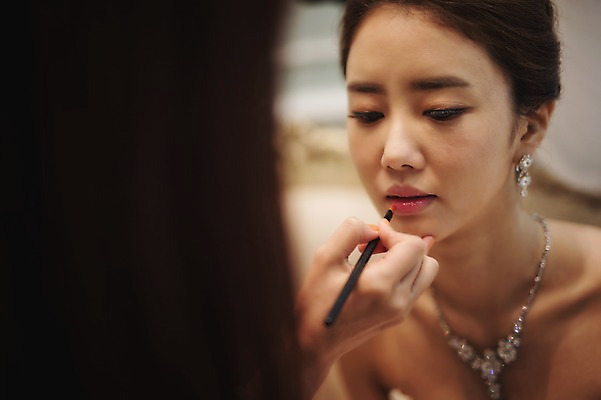 포토 JPG 여자 신부 결혼 실내 한명 앉기 상반신 성인 앞모습 30대 화장 한국인 립스틱 준비 바르기 신부대기실 웨딩라이프 성인만 국내포토 1 라이프스타일 뷰포인트 모션 사람 동양인 이벤트 내부 장년 뷰티 화장품 대기실 파일형식