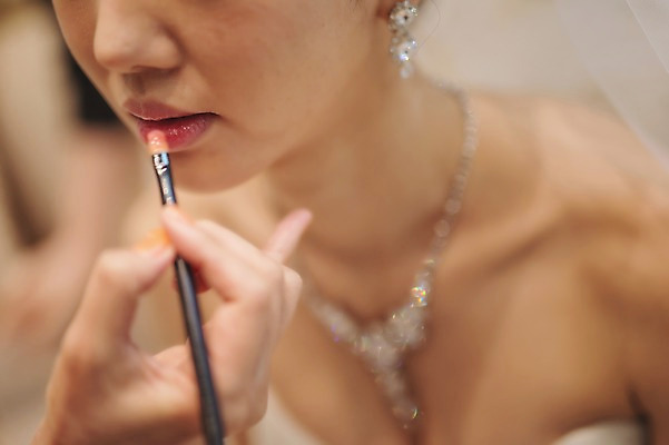 포토 JPG 여자 신부 결혼 실내 한명 앉기 상반신 성인 앞모습 30대 화장 한국인 립스틱 준비 바르기 신부대기실 웨딩라이프 성인만 국내포토 1 라이프스타일 뷰포인트 모션 사람 동양인 이벤트 내부 장년 뷰티 화장품 대기실 파일형식