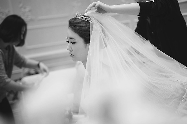 포토 JPG 여자 신부 웨딩드레스 결혼 면사포 흑백 실내 앉기 상반신 성인 옆모습 세명 30대 한국인 준비 신부대기실 웨딩라이프 성인만 국내포토 라이프스타일 드레스 뷰포인트 모션 촬영기법 사람 동양인 이벤트 내부 장년 결혼소품 대기실 파일형식