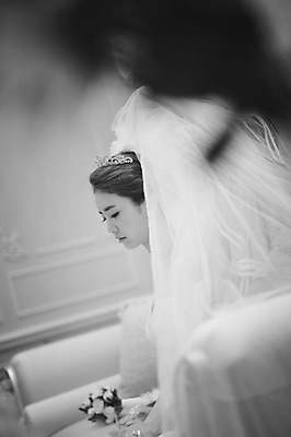 포토 JPG 여자 신부 웨딩드레스 결혼 면사포 흑백 실내 한명 앉기 상반신 성인 옆모습 30대 한국인 준비 신부대기실 웨딩라이프 성인여자한명만 성인만 국내포토 1 라이프스타일 드레스 뷰포인트 모션 촬영기법 사람 동양인 이벤트 내부 장년 결혼소품 대기실 여자한명만 성인여자만 파일형식