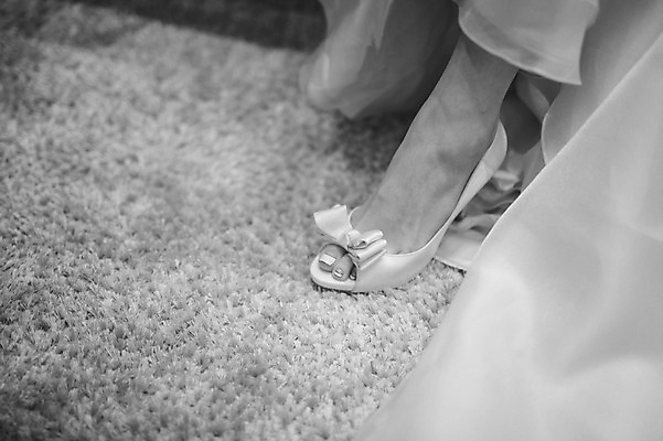 포토 JPG 여자 신부 웨딩드레스 결혼 발 흑백 실내 한명 앉기 성인 신체부위 30대 한국인 준비 신부대기실 웨딩슈즈 웨딩라이프 성인여자한명만 성인만 국내포토 1 라이프스타일 드레스 신발 모션 촬영기법 사람 동양인 이벤트 내부 장년 결혼소품 대기실 여자한명만 성인여자만 파일형식