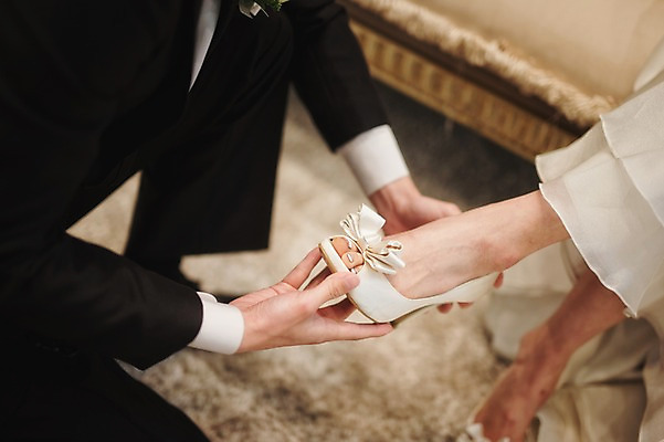 포토 라이프스타일 드레스 옷 뷰포인트 결혼 신발 모션 사람 동양인 정장 이벤트 내부 장년 결혼소품 파일형식 준비 웨딩라이프 성인만 성인 30대 한국인 JPG 실내 앉기 하반신 턱시도 웨딩슈즈 웨딩드레스 신부 신랑 두명 남자 여자 옆모습 국내포토