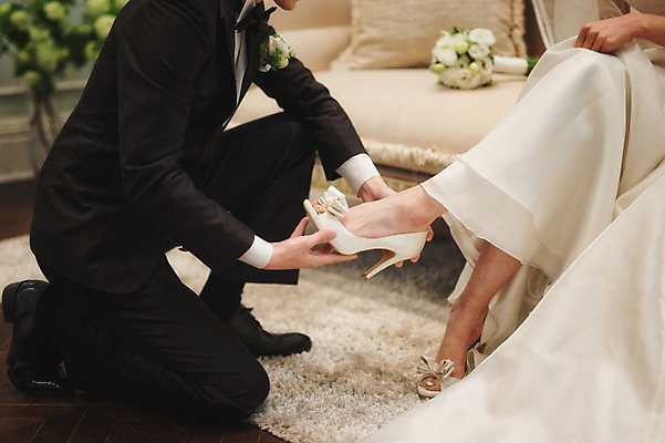 포토 JPG 여자 남자 신부 웨딩드레스 신랑 결혼 실내 앉기 정장 턱시도 성인 두명 옆모습 30대 한국인 하반신 준비 웨딩슈즈 웨딩라이프 성인만 국내포토 라이프스타일 드레스 옷 뷰포인트 신발 모션 사람 동양인 이벤트 내부 장년 결혼소품 파일형식