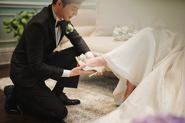 포토 JPG 전신 여자 남자 신부 웨딩드레스 신랑 결혼 실내 앉기 정장 턱시도 성인 두명 옆모습 30대 한국인 하반신 준비 웨딩슈즈 웨딩라이프 성인만 국내포토 라이프스타일 드레스 옷 뷰포인트 신발 모션 사람 동양인 이벤트 내부 장년 결혼소품 파일형식