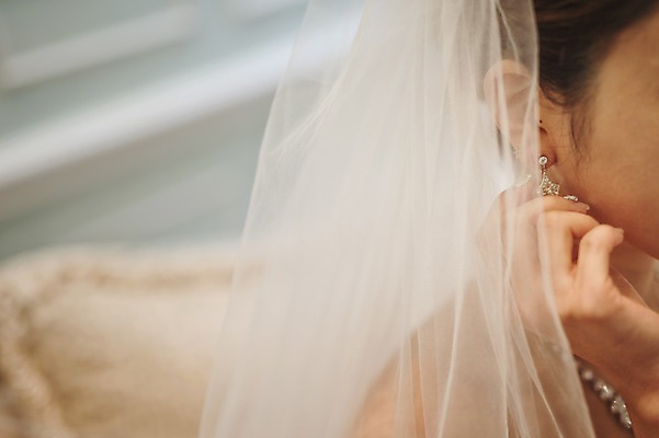 포토 JPG 여자 신부 웨딩드레스 결혼 실내 한명 앉기 상반신 성인 앞모습 30대 귀걸이 한국인 준비 신부대기실 웨딩라이프 성인만 국내포토 1 라이프스타일 드레스 뷰포인트 장신구 모션 사람 동양인 이벤트 내부 장년 대기실 파일형식