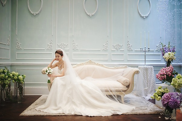 포토 JPG 전신 여자 신부 부케 웨딩드레스 신랑 결혼 실내 한명 들기 앉기 성인 옆모습 30대 소파 한국인 준비 신부대기실 웨딩라이프 성인여자한명만 성인만 국내포토 1 라이프스타일 드레스 뷰포인트 꽃다발 의자 모션 사람 동양인 이벤트 내부 장년 대기실 여자한명만 성인여자만 파일형식