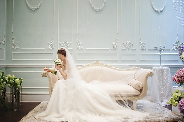 포토 JPG 전신 여자 신부 부케 웨딩드레스 신랑 결혼 실내 한명 들기 앉기 성인 옆모습 30대 소파 한국인 준비 신부대기실 웨딩라이프 성인여자한명만 성인만 국내포토 1 라이프스타일 드레스 뷰포인트 꽃다발 의자 모션 사람 동양인 이벤트 내부 장년 대기실 여자한명만 성인여자만 파일형식