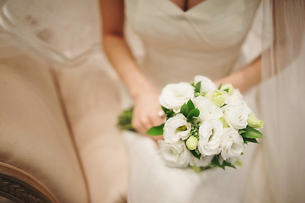 포토 JPG 여자 신부 부케 웨딩드레스 결혼 실내 한명 들기 앉기 상반신 성인 앞모습 30대 한국인 준비 신부대기실 웨딩라이프 성인만 국내포토 1 라이프스타일 드레스 뷰포인트 꽃다발 모션 사람 동양인 이벤트 내부 장년 대기실 파일형식