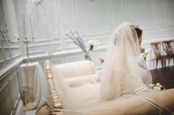 포토 JPG 여자 부케 웨딩드레스 결혼 면사포 실내 한명 앉기 상반신 성인 옆모습 30대 한국인 기다림 준비 신부대기실 웨딩라이프 성인여자한명만 성인만 국내포토 1 라이프스타일 드레스 뷰포인트 꽃다발 모션 사람 동양인 이벤트 내부 장년 결혼소품 대기실 여자한명만 성인여자만 파일형식