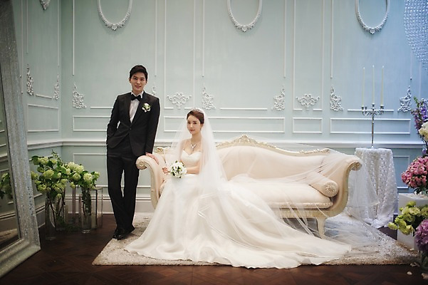 포토 JPG 전신 여자 남자 신부 웨딩드레스 신랑 결혼 실내 서기 앉기 정장 턱시도 성인 두명 앞모습 30대 한국인 준비 신부대기실 웨딩라이프 성인만 국내포토 라이프스타일 드레스 옷 뷰포인트 모션 사람 동양인 이벤트 내부 장년 대기실 파일형식