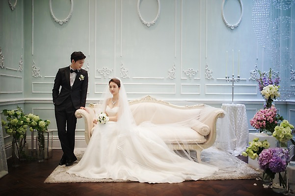 포토 JPG 전신 여자 남자 신부 웨딩드레스 신랑 결혼 실내 서기 앉기 정장 턱시도 성인 두명 앞모습 30대 한국인 준비 신부대기실 웨딩라이프 성인만 국내포토 라이프스타일 드레스 옷 뷰포인트 모션 사람 동양인 이벤트 내부 장년 대기실 파일형식