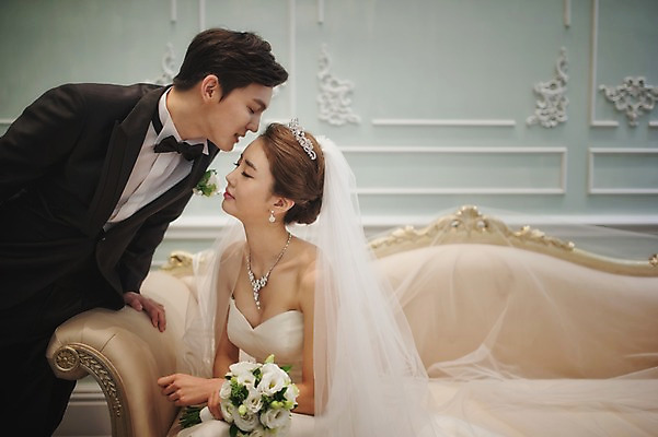 포토 JPG 여자 남자 신부 부케 웨딩드레스 신랑 결혼 키스 실내 서기 들기 앉기 정장 턱시도 상반신 성인 두명 앞모습 30대 한국인 준비 신부대기실 웨딩라이프 성인만 국내포토 라이프스타일 드레스 옷 뷰포인트 꽃다발 모션 사람 동양인 이벤트 내부 장년 애정표현 대기실 파일형식