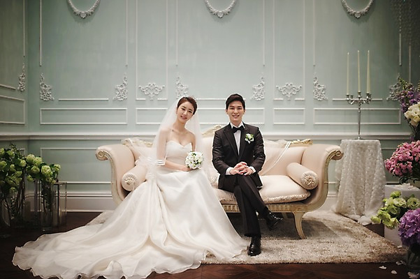 포토 JPG 전신 여자 남자 신부 부케 웨딩드레스 신랑 결혼 실내 미소 들기 앉기 정장 턱시도 성인 두명 앞모습 30대 한국인 준비 신부대기실 웨딩라이프 성인만 국내포토 라이프스타일 드레스 옷 뷰포인트 꽃다발 모션 표정 사람 동양인 이벤트 내부 장년 대기실 파일형식