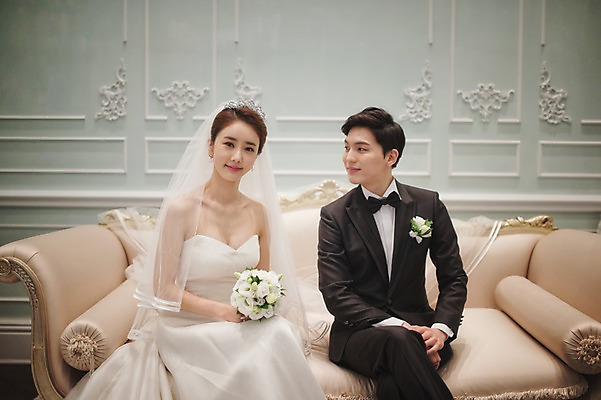 포토 JPG 여자 남자 신부 부케 웨딩드레스 신랑 결혼 실내 미소 들기 앉기 정장 턱시도 상반신 성인 두명 앞모습 30대 한국인 준비 신부대기실 웨딩라이프 성인만 국내포토 라이프스타일 드레스 옷 뷰포인트 꽃다발 모션 표정 사람 동양인 이벤트 내부 장년 대기실 파일형식