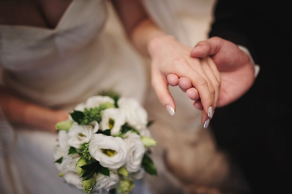 포토 JPG 여자 남자 신부 부케 웨딩드레스 신랑 결혼 실내 들기 앉기 상반신 성인 두명 30대 손잡기 한국인 준비 웨딩라이프 성인만 국내포토 라이프스타일 드레스 꽃다발 모션 사람 동양인 이벤트 내부 장년 파일형식