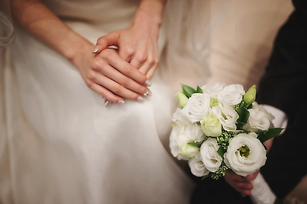 포토 JPG 여자 남자 신부 부케 신랑 결혼 실내 들기 앉기 상반신 성인 두명 앞모습 30대 한국인 준비 웨딩라이프 성인만 국내포토 라이프스타일 뷰포인트 꽃다발 모션 사람 동양인 이벤트 내부 장년 파일형식