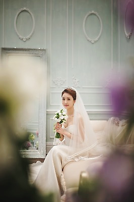 포토 JPG 전신 여자 신부 부케 웨딩드레스 결혼 실내 한명 미소 들기 앉기 성인 앞모습 30대 한국인 준비 신부대기실 웨딩라이프 성인여자한명만 성인만 국내포토 1 라이프스타일 드레스 뷰포인트 꽃다발 모션 표정 사람 동양인 이벤트 내부 장년 대기실 여자한명만 성인여자만 파일형식