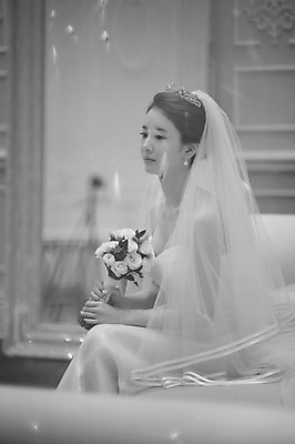 포토 JPG 여자 신부 부케 웨딩드레스 결혼 흑백 실내 한명 들기 앉기 상반신 성인 옆모습 30대 한국인 준비 신부대기실 웨딩라이프 성인여자한명만 성인만 국내포토 1 라이프스타일 드레스 뷰포인트 꽃다발 모션 촬영기법 사람 동양인 이벤트 내부 장년 대기실 여자한명만 성인여자만 파일형식