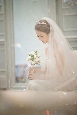 포토 JPG 여자 신부 부케 웨딩드레스 결혼 실내 한명 들기 앉기 상반신 성인 옆모습 30대 한국인 준비 신부대기실 웨딩라이프 성인여자한명만 성인만 국내포토 1 라이프스타일 드레스 뷰포인트 꽃다발 모션 사람 동양인 이벤트 내부 장년 대기실 여자한명만 성인여자만 파일형식