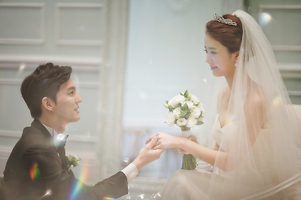 포토 JPG 여자 남자 신부 부케 웨딩드레스 신랑 결혼 실내 미소 앉기 상반신 성인 두명 옆모습 30대 손잡기 한국인 준비 신부대기실 웨딩라이프 성인만 국내포토 라이프스타일 드레스 뷰포인트 꽃다발 모션 표정 사람 동양인 이벤트 내부 장년 대기실 파일형식