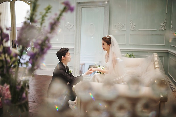 포토 JPG 여자 남자 신부 부케 웨딩드레스 신랑 결혼 실내 미소 앉기 상반신 성인 두명 옆모습 30대 손잡기 한국인 준비 신부대기실 웨딩라이프 성인만 국내포토 라이프스타일 드레스 뷰포인트 꽃다발 모션 표정 사람 동양인 이벤트 내부 장년 대기실 파일형식