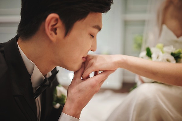 포토 JPG 여자 남자 신부 신랑 결혼 손등키스 실내 앉기 상반신 성인 두명 앞모습 옆모습 30대 손잡기 다정 한국인 준비 신부대기실 웨딩라이프 성인만 국내포토 라이프스타일 뷰포인트 컨셉 모션 키스 사람 동양인 이벤트 내부 장년 대기실 파일형식