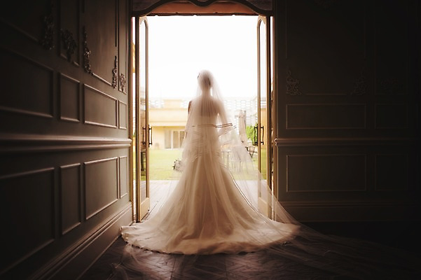 포토 JPG 주간 전신 여자 신부 부케 웨딩드레스 결혼 한명 서기 들기 성인 야외 뒷모습 30대 한국인 기념촬영 웨딩라이프 성인여자한명만 성인만 국내포토 자연요소 1 라이프스타일 드레스 뷰포인트 꽃다발 모션 사람 동양인 이벤트 장년 사진촬영 여자한명만 성인여자만 파일형식