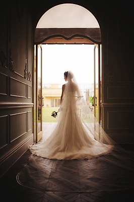 포토 JPG 주간 전신 여자 신부 부케 웨딩드레스 결혼 한명 서기 들기 성인 야외 뒷모습 30대 한국인 기념촬영 웨딩라이프 성인여자한명만 성인만 국내포토 자연요소 1 라이프스타일 드레스 뷰포인트 꽃다발 모션 사람 동양인 이벤트 장년 사진촬영 여자한명만 성인여자만 파일형식