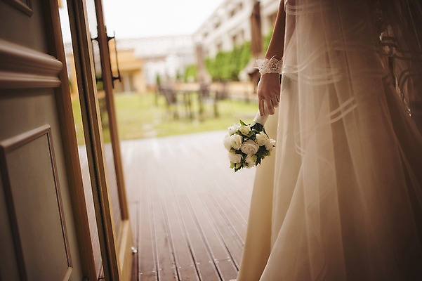 포토 JPG 주간 여자 신부 부케 웨딩드레스 결혼 한명 들기 상반신 성인 야외 뒷모습 30대 한국인 기념촬영 웨딩라이프 성인여자한명만 성인만 국내포토 자연요소 1 라이프스타일 드레스 뷰포인트 꽃다발 모션 사람 동양인 이벤트 장년 사진촬영 여자한명만 성인여자만 파일형식