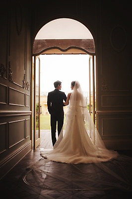 포토 JPG 주간 전신 여자 남자 행복 신부 웨딩드레스 신랑 결혼 서기 정장 턱시도 성인 야외 두명 뒷모습 30대 팔짱 다정 한국인 기념촬영 웨딩라이프 성인만 국내포토 자연요소 라이프스타일 드레스 옷 감정 뷰포인트 컨셉 모션 사람 동양인 이벤트 장년 사진촬영 파일형식