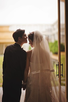 포토 JPG 주간 여자 남자 행복 신부 웨딩드레스 신랑 결혼 키스 서기 정장 턱시도 상반신 성인 야외 두명 뒷모습 30대 다정 한국인 기념촬영 웨딩라이프 성인만 국내포토 자연요소 라이프스타일 드레스 옷 감정 뷰포인트 컨셉 모션 사람 동양인 이벤트 장년 사진촬영 애정표현 파일형식