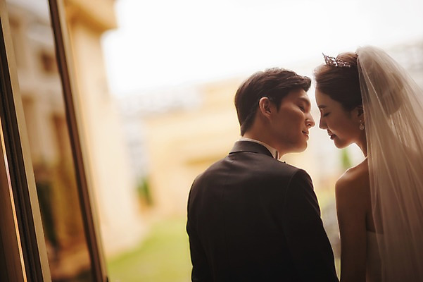 포토 JPG 주간 여자 남자 행복 신부 웨딩드레스 신랑 결혼 키스 서기 정장 턱시도 상반신 성인 야외 두명 뒷모습 30대 다정 한국인 기념촬영 웨딩라이프 성인만 국내포토 자연요소 라이프스타일 드레스 옷 감정 뷰포인트 컨셉 모션 사람 동양인 이벤트 장년 사진촬영 애정표현 파일형식