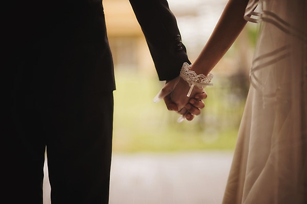 포토 JPG 주간 여자 남자 행복 신부 웨딩드레스 신랑 결혼 서기 정장 턱시도 성인 야외 두명 뒷모습 30대 손잡기 다정 한국인 하반신 기념촬영 웨딩라이프 성인만 국내포토 자연요소 라이프스타일 드레스 옷 감정 뷰포인트 컨셉 모션 사람 동양인 이벤트 장년 사진촬영 파일형식