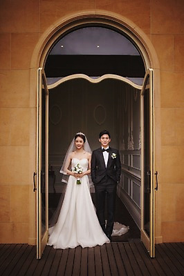 포토 JPG 주간 전신 여자 남자 행복 신부 부케 웨딩드레스 신랑 결혼 서기 들기 정장 턱시도 성인 야외 두명 앞모습 30대 한국인 기념촬영 웨딩라이프 성인만 국내포토 자연요소 라이프스타일 드레스 옷 감정 뷰포인트 꽃다발 모션 사람 동양인 이벤트 장년 사진촬영 파일형식