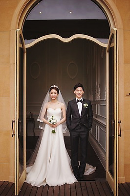 포토 JPG 주간 전신 여자 남자 행복 신부 부케 웨딩드레스 신랑 결혼 서기 들기 정장 턱시도 성인 야외 두명 앞모습 30대 한국인 기념촬영 웨딩라이프 성인만 국내포토 자연요소 라이프스타일 드레스 옷 감정 뷰포인트 꽃다발 모션 사람 동양인 이벤트 장년 사진촬영 파일형식